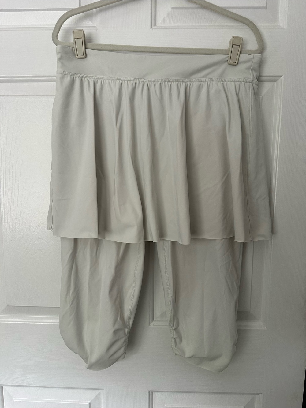 SPANX White Booty Boost Tennis Skirt with attached Capri Leggings